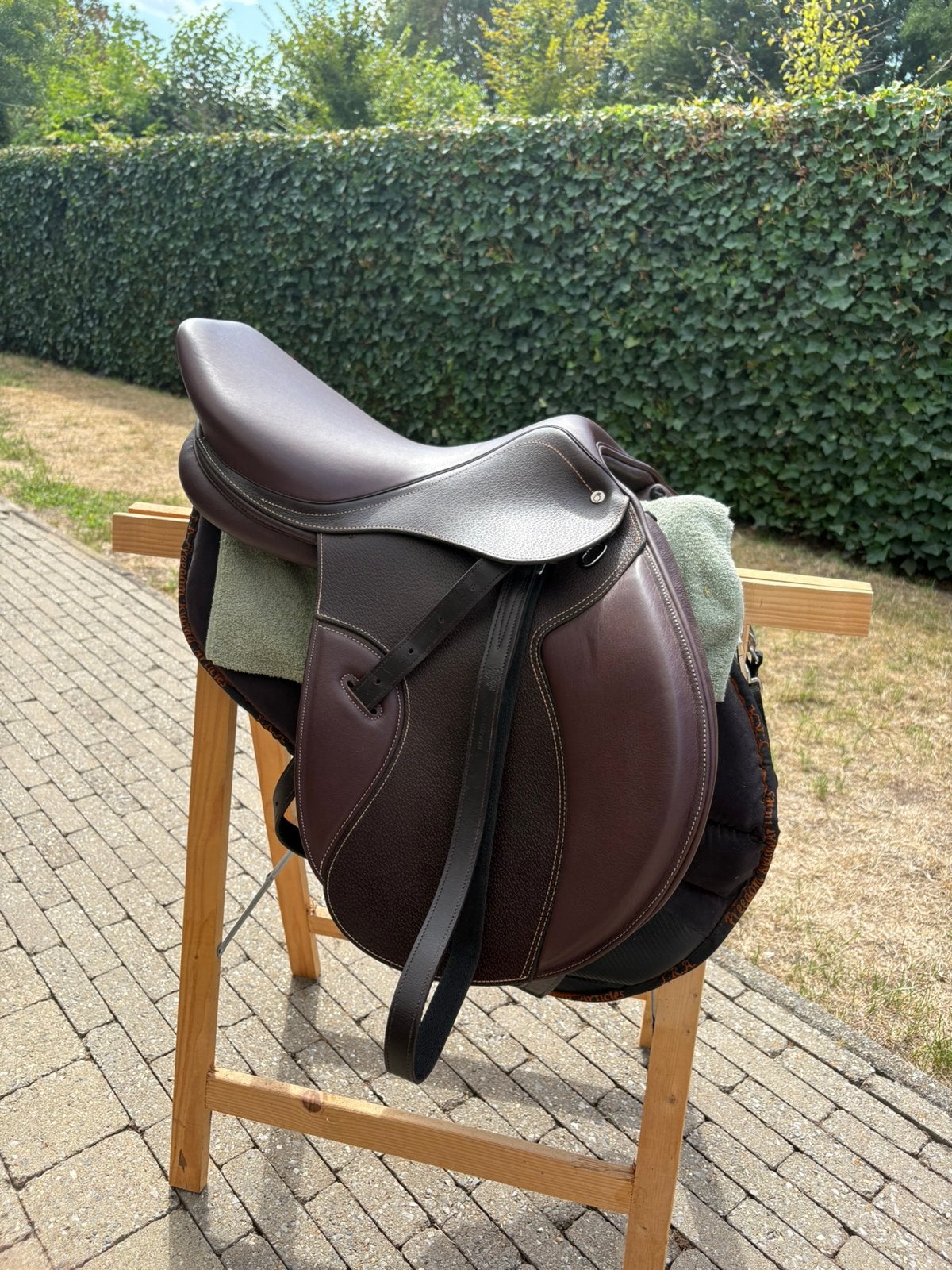Bruin Fouganza zadel, Animaux & Accessoires, Chevaux & Poneys | Selles, Obstacle, Moyen, Comme neuf, Arçon réglable