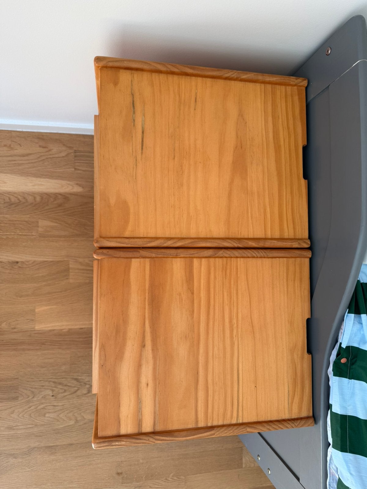 Twee Scandinavische houten nachtkastjes met rotan, Huis en Inrichting, Ophalen, Gebruikt, Minder dan 45 cm, Minder dan 55 cm