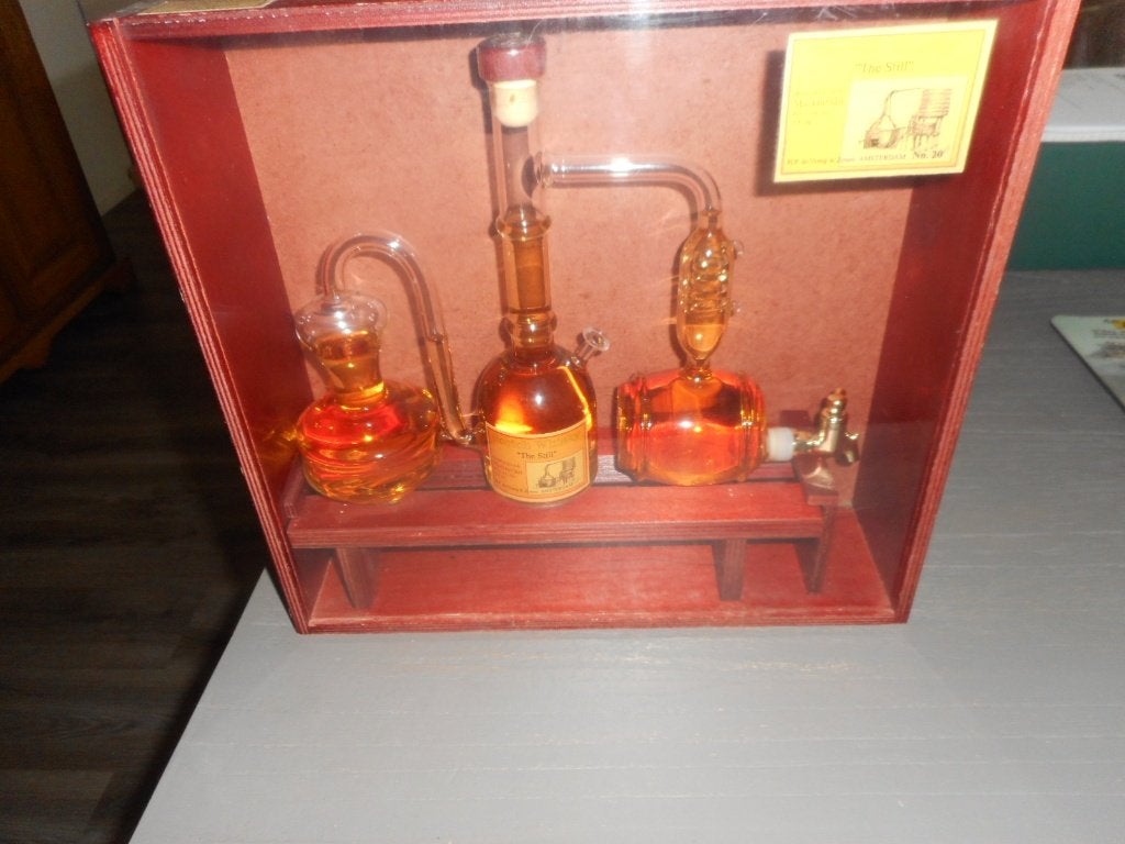 DISTILLERIE DE WHISKY RARE OFFERTE., Collections, Autres régions, Enlèvement ou Envoi, Comme neuf, Autres types