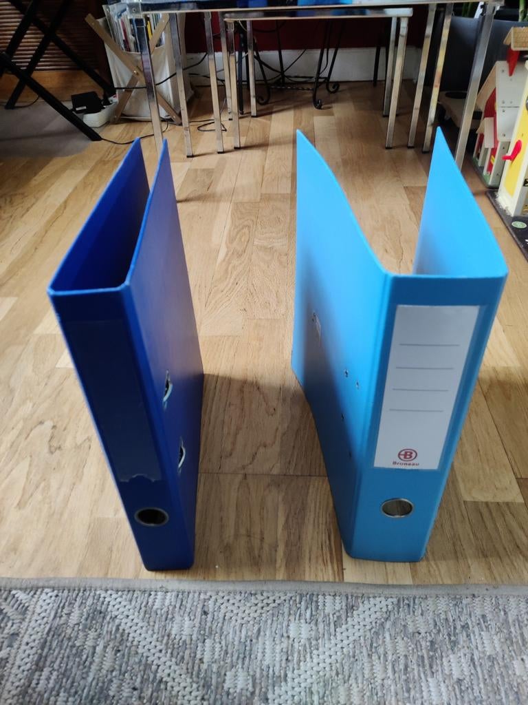 Ringmappen: licht blauwe en donker blauwe., Ophalen