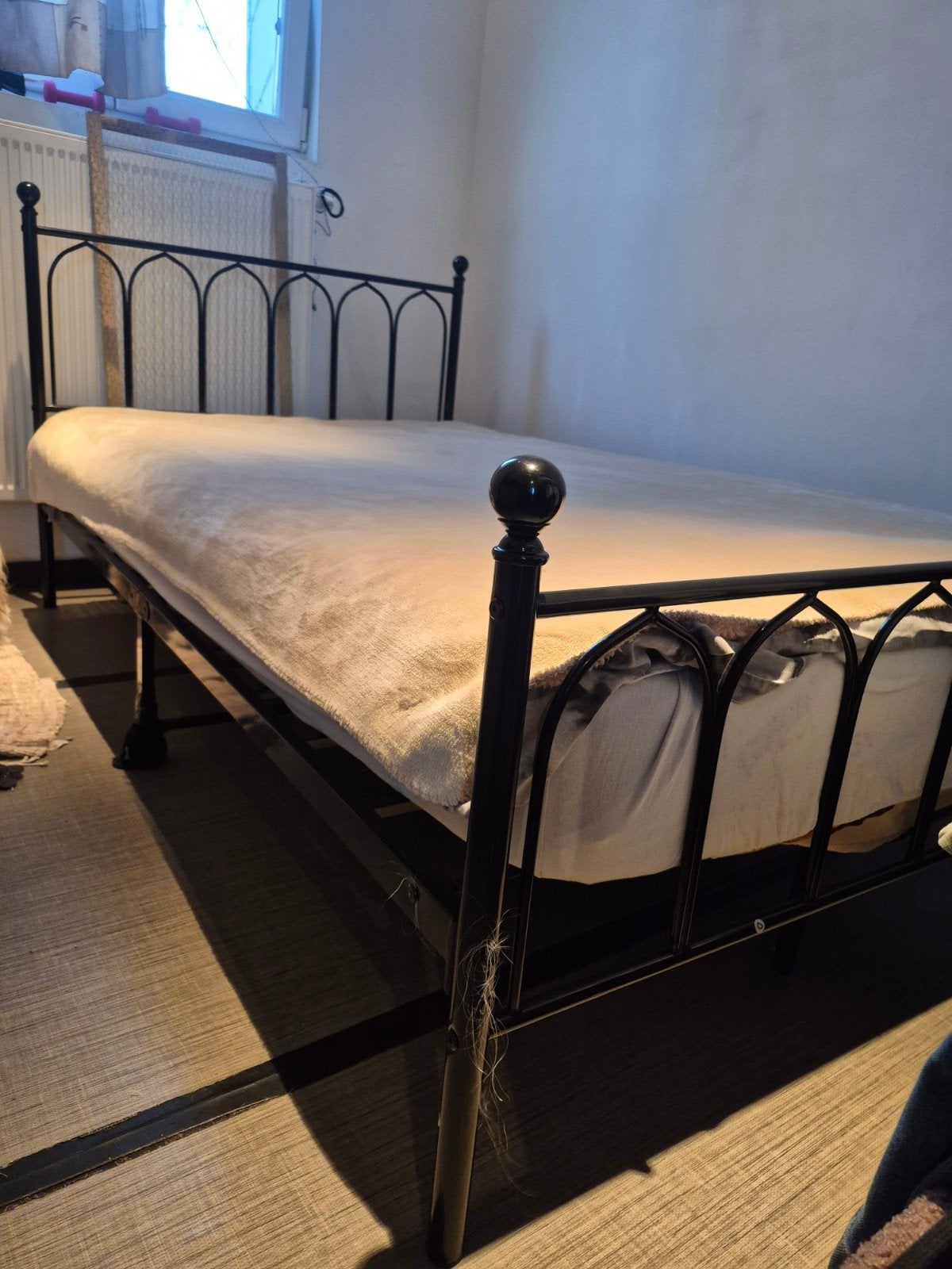 ijzer bed  met matras, Huis en Inrichting, Slaapkamer | Bedden, Ophalen, Zwart, Twijfelaar, 120 cm
