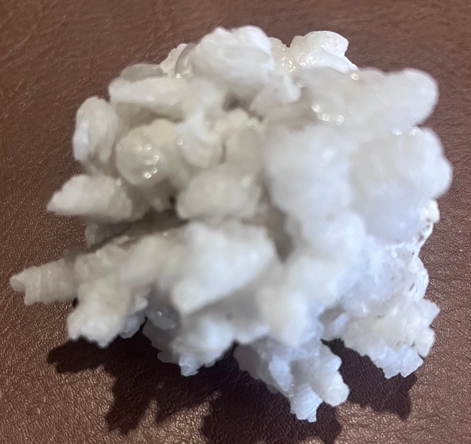 witte botryoïdaal aragoniet - 162gram - ca. 6,5 x 6,5 x 5 cm, Collections, Enlèvement ou Envoi, Minéral