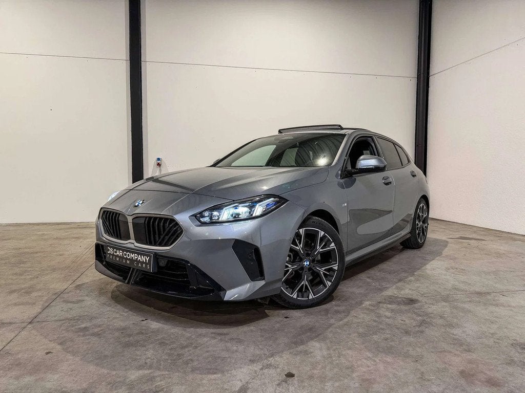 BMW 1 Serie 120 M Sport - Pano - Ambient (bj 2025), Auto's, BMW, Automaat, 1 Reeks, Gebruikt, Zwart