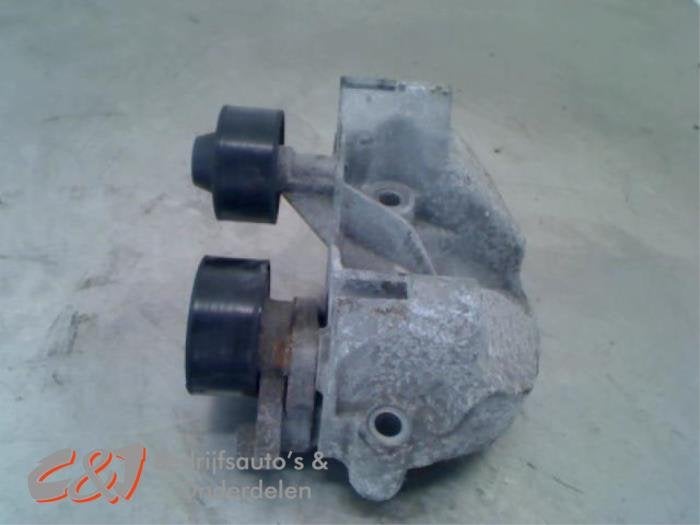 Dynamosteun onder van een Renault Trafic, Gebruikt, -, Renault, -
