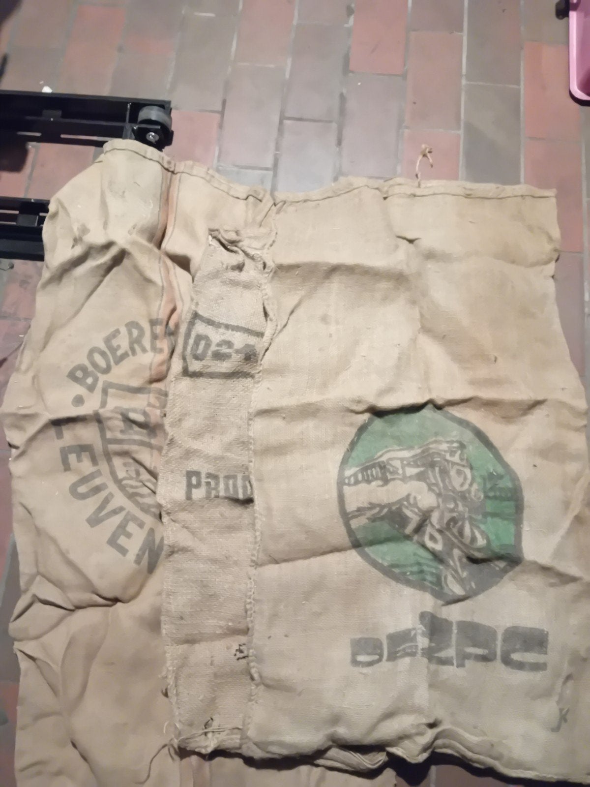 3 oude jutte zakken, Ophalen