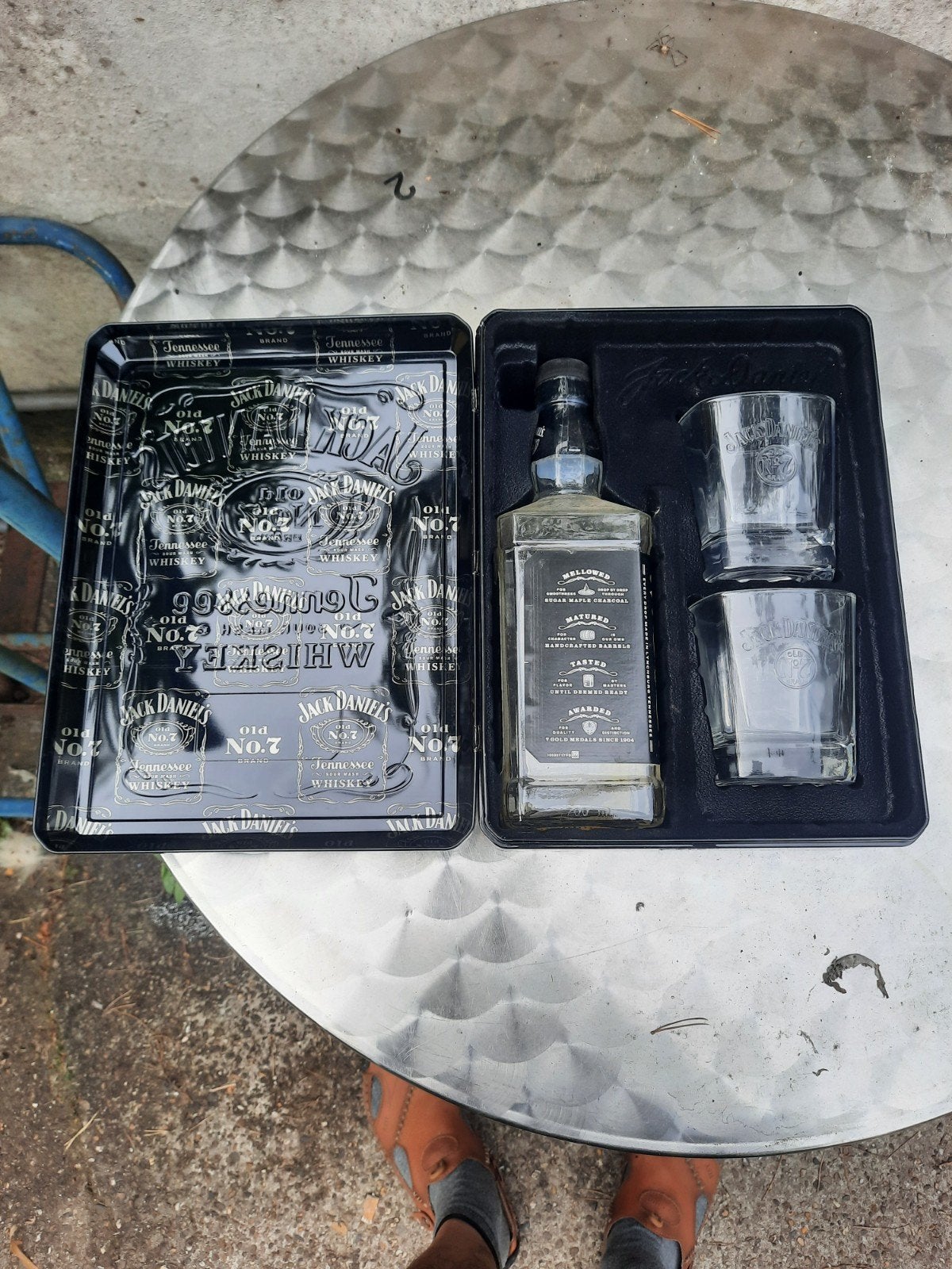 Verschillende jack daniels items, Ophalen