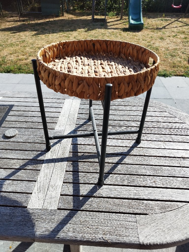 Ronde gevlochten mand / bijzettafeltje, Minder dan 55 cm, Metaal of Aluminium, Rond, Zo goed als nieuw