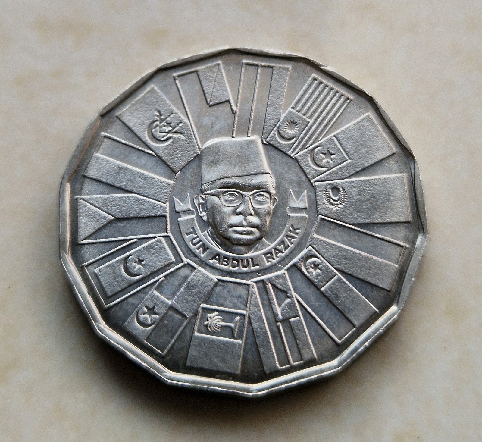 1976 Malaysia , 1 Ringgit Commemorative Coin, Verzamelen, Speldjes, Pins en Buttons, Ophalen of Verzenden