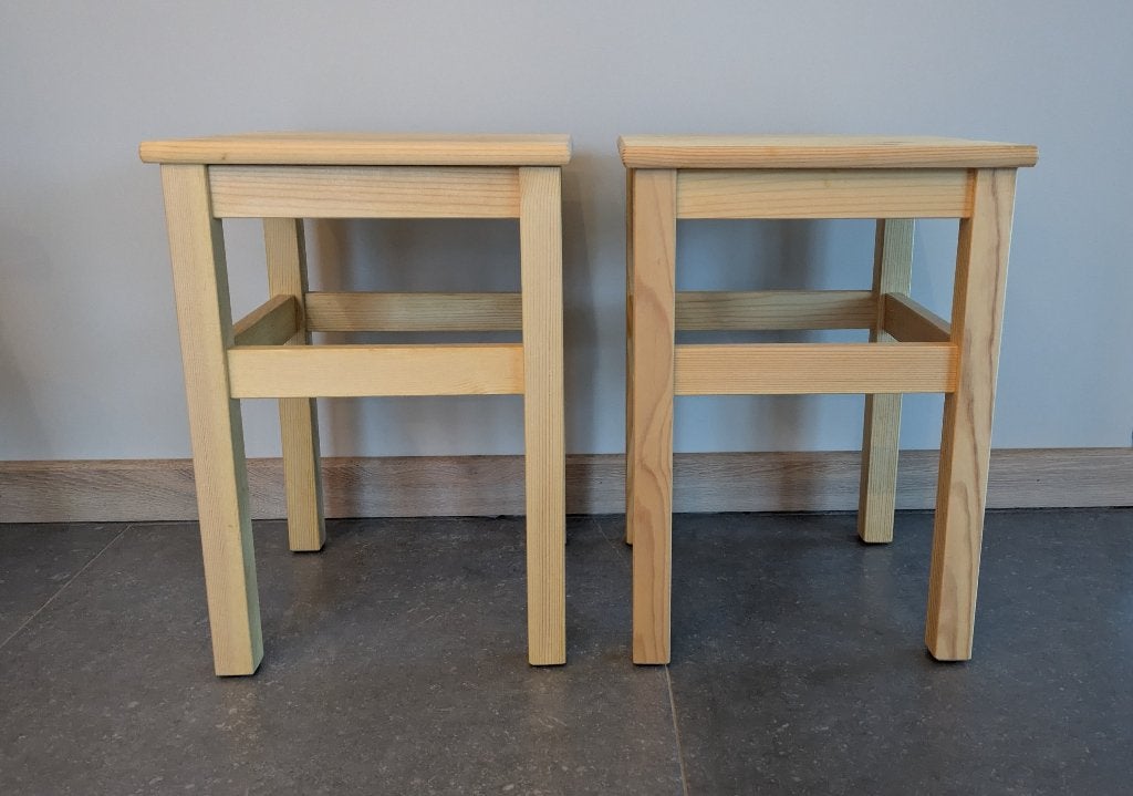 2 houten krukjes, Ophalen, Zo goed als nieuw, Hout