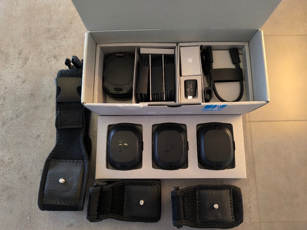 HTC VIVE Ultimate Trackers – Set van 3 – Compleet, Enlèvement ou Envoi, Comme neuf, Autres types, PC