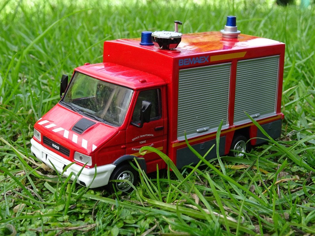 Camion de pompiers Iveco VSR 1999 - 1/50, Hobby & Loisirs créatifs, Enlèvement ou Envoi, Comme neuf, Voiture