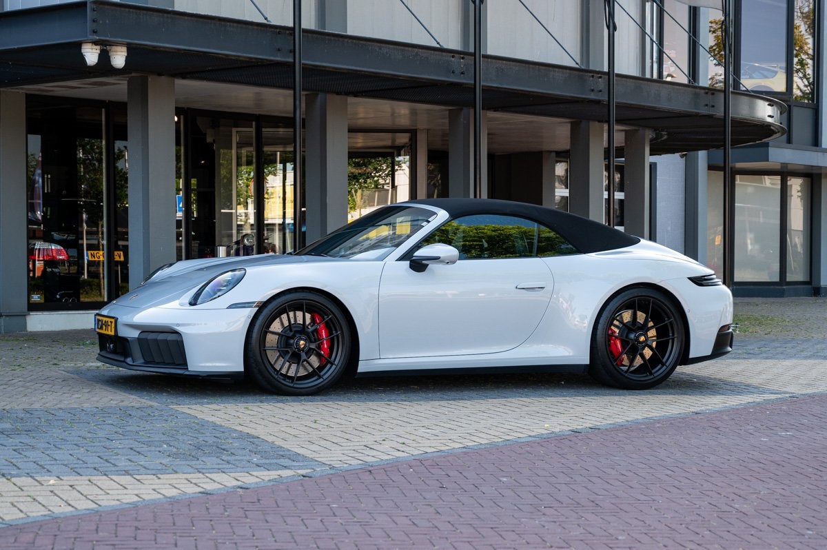 Porsche 911 992.2 Carrera 4 GTS Cabriolet (bj 2024), Auto's, 4 zetels, Gebruikt, Cabriolet, Overige brandstoffen