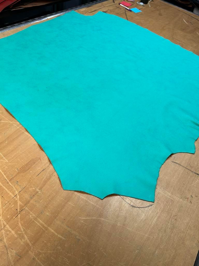 Blauw turqaz halve huid 1.5 mm dikte A-309, Ophalen of Verzenden, Zo goed als nieuw, Blauw