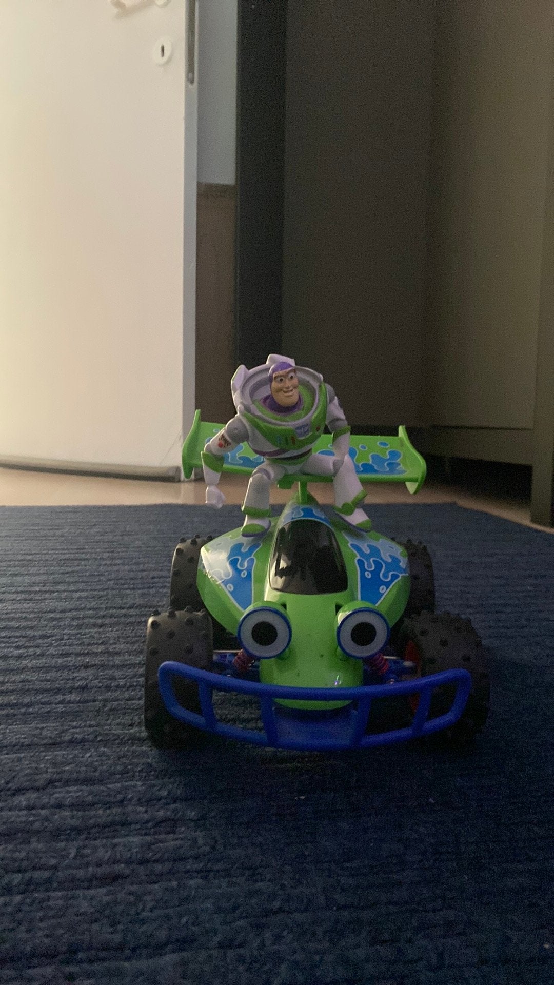 voiture rc buzzlightyear sans contrôleur, Sports & Fitness, Enlèvement ou Envoi, Comme neuf
