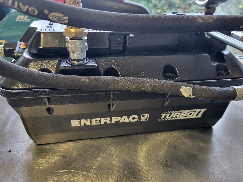 Hydraulische pomp Enerpac, Ophalen