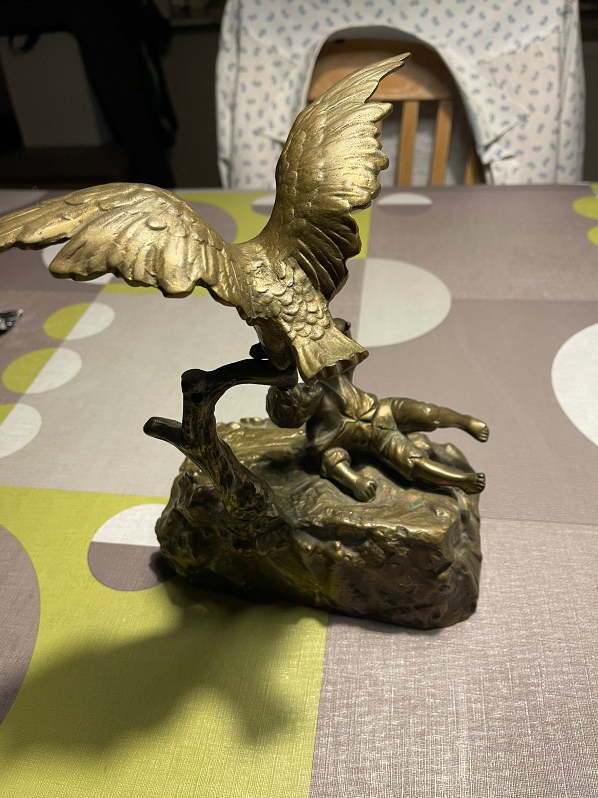 Bronzen arend met kind, Ophalen