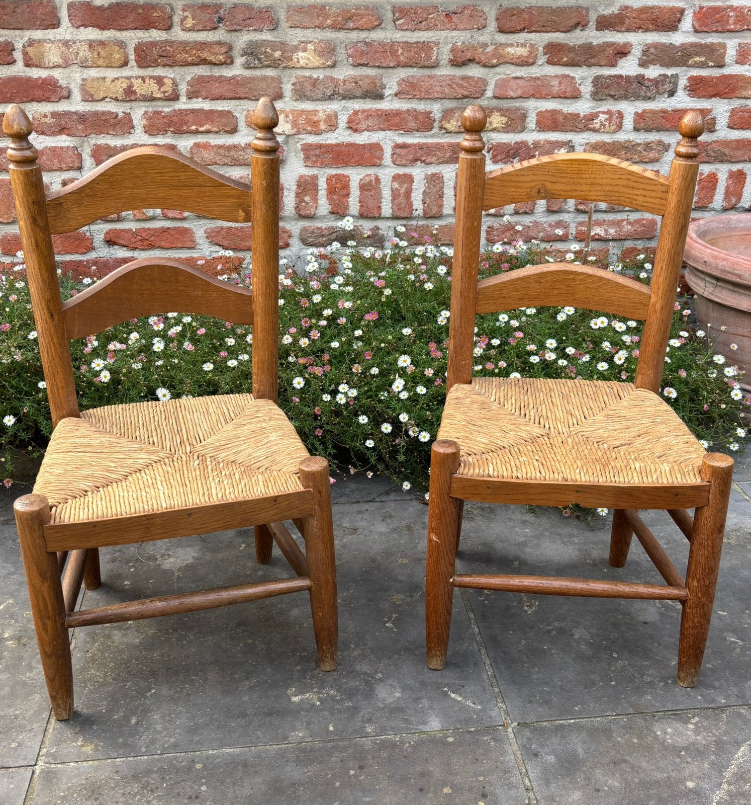 2 leuke landelijke kinderstoeltjes , laag met hoge rug., Ophalen