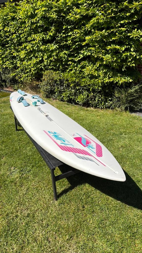 Tiga Swift surfplank, Watersport en Boten, Windsurfen, Gebruikt, Plank, 300 cm of meer, Met vin(nen), Ophalen