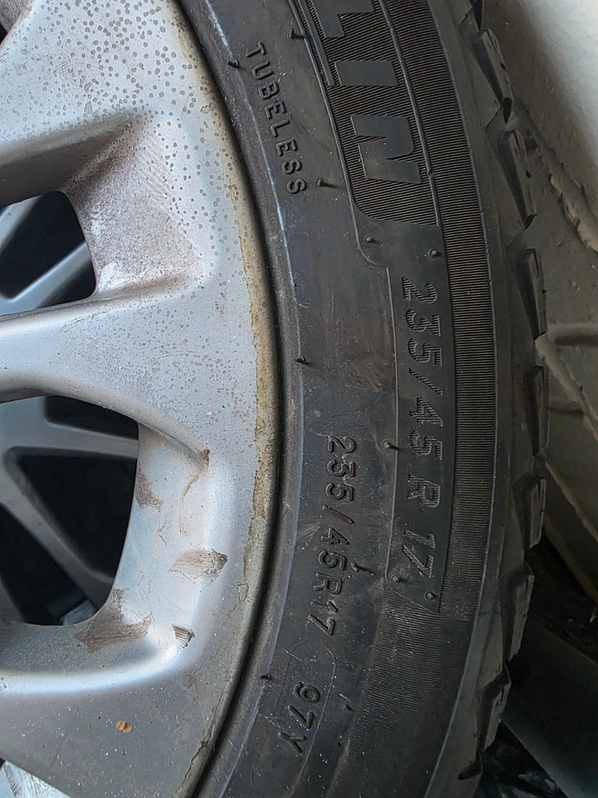 Jantes en aluminium avec pneus Michelin 235 45 17 (2 pièces), Enlèvement, Pneu(s)