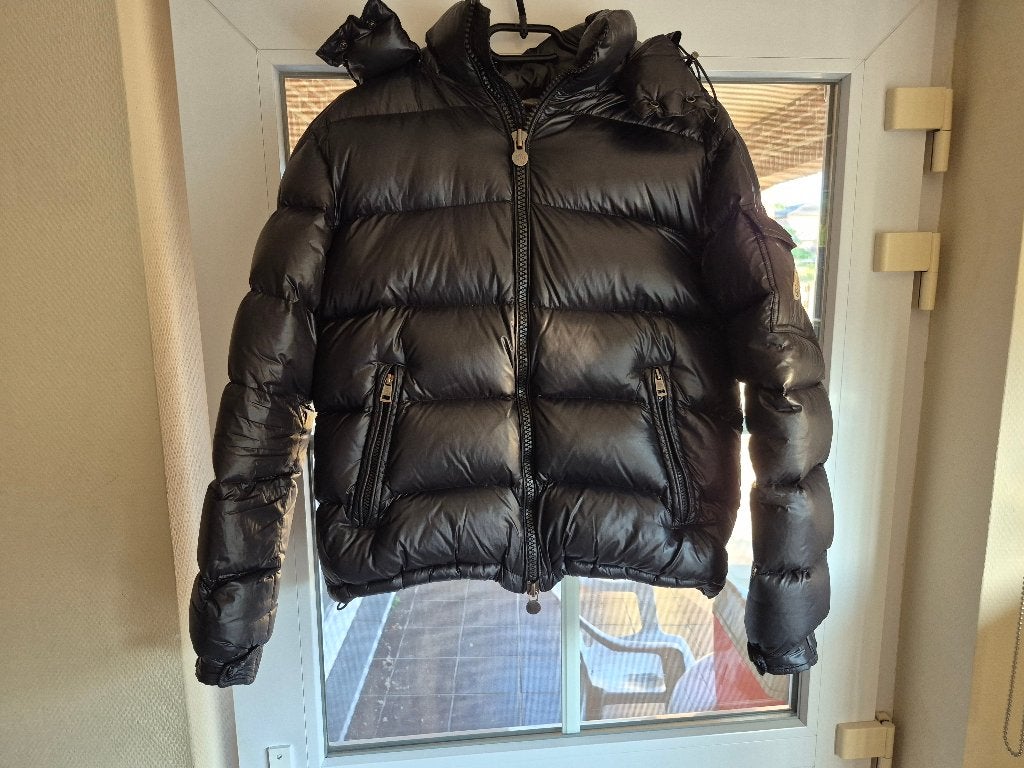 Black Moncler Maya hooded short down jacket, Kleding | Dames, Jassen | Winter, Zo goed als nieuw, Maat 38/40 (M), Zwart, Ophalen of Verzenden