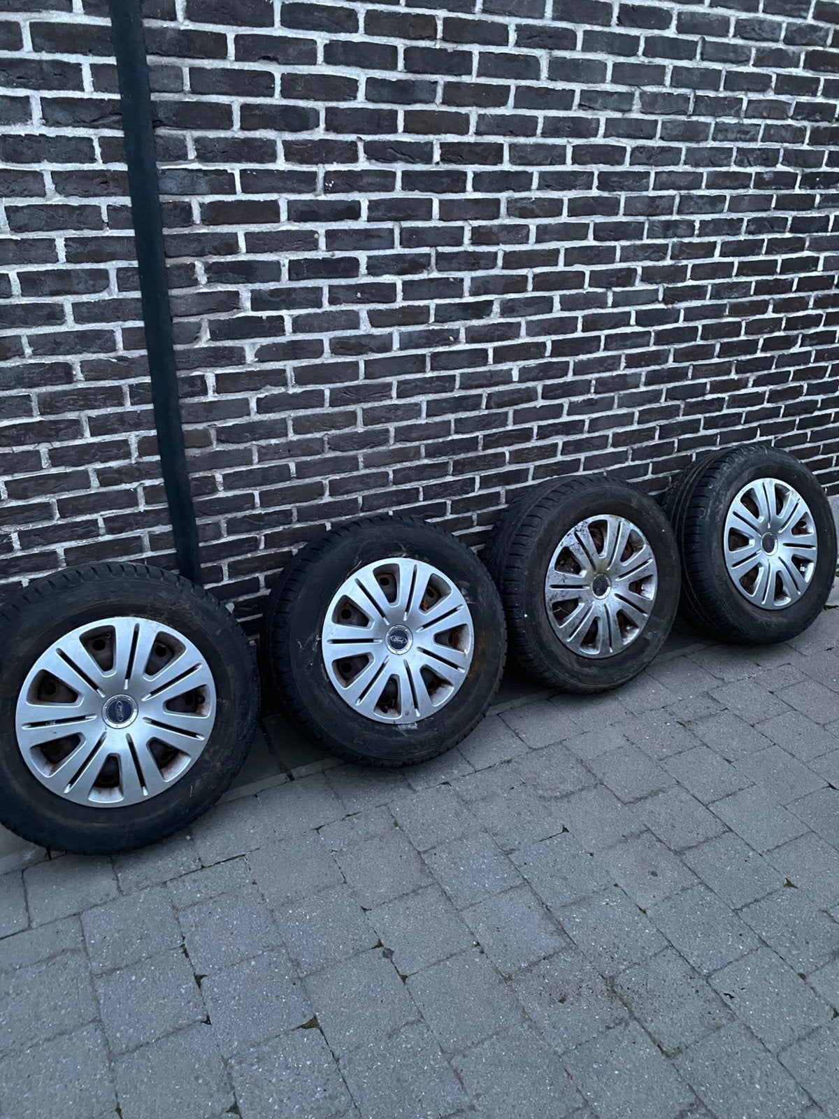 4 pneus d'hiver sur jante 235/60/16, Autos : Pièces & Accessoires, Pneus et Jantes, Pneus hiver, Enlèvement ou Envoi, 16 pouces