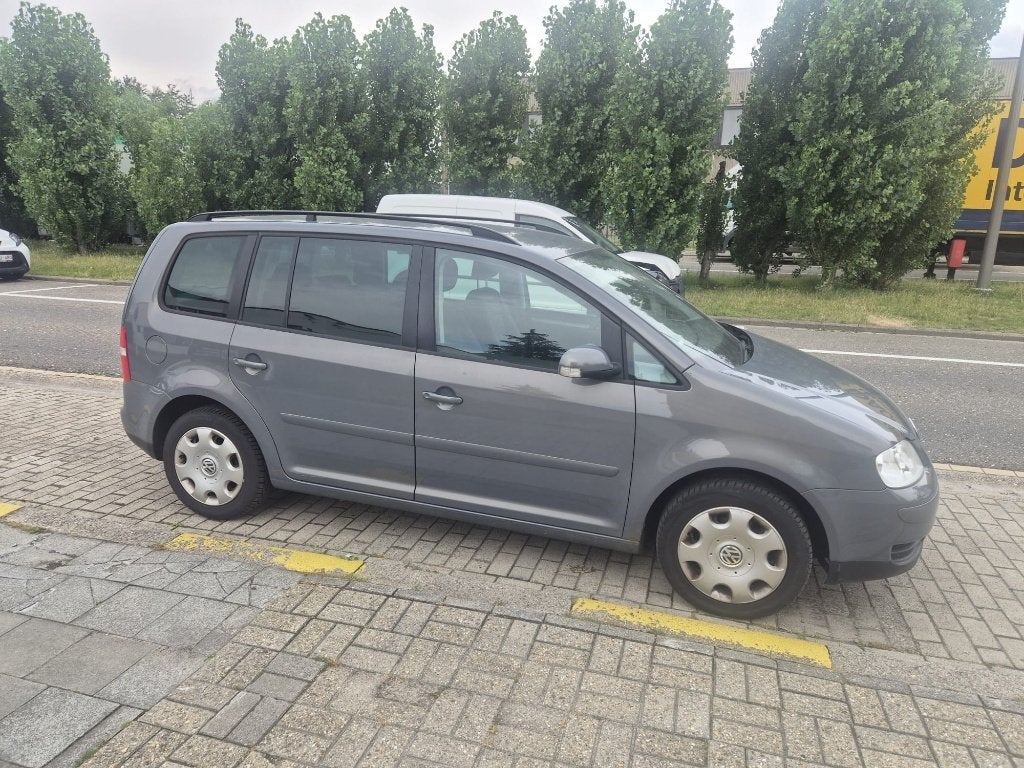 VW Touran 1.6i FSI - ECON - Automaat + Keuring - Garantie, Auto's, Volkswagen, Automaat, Zwart, 4 cilinders, Bedrijf