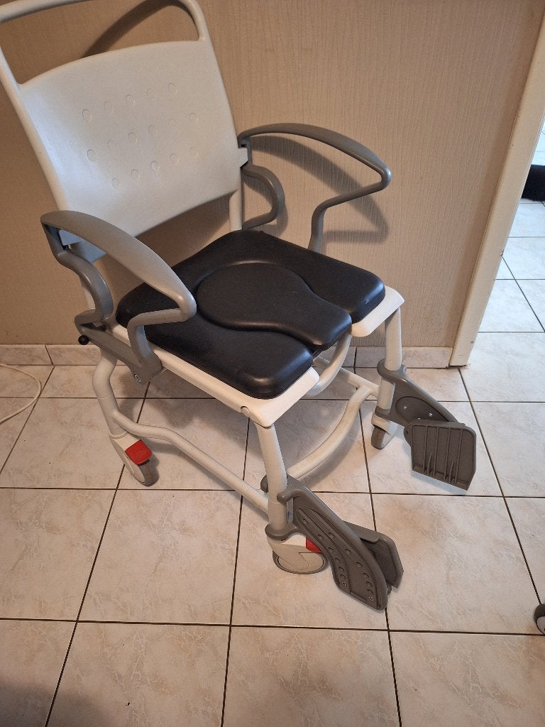 Robotec Douche en toiletstoel met wielen, Diversen, Verpleegmiddelen, Ophalen, Gebruikt