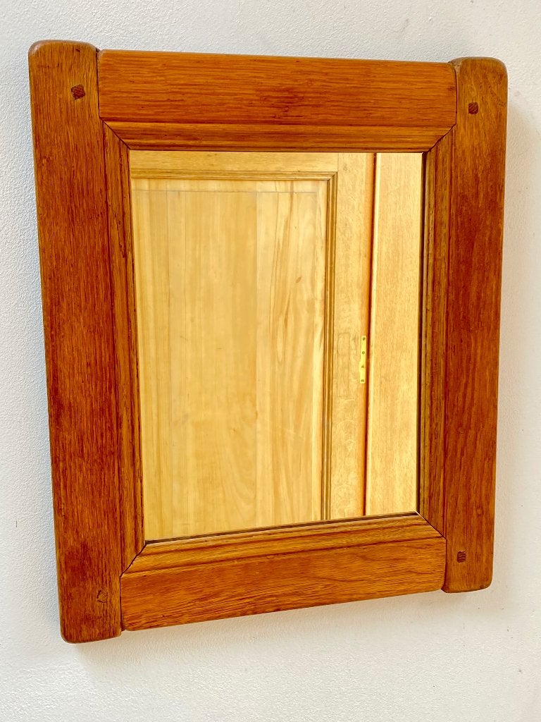Spiegel in een eikenhouten frame met studs, Ophalen of Verzenden, Rechthoekig, Minder dan 50 cm, Minder dan 100 cm