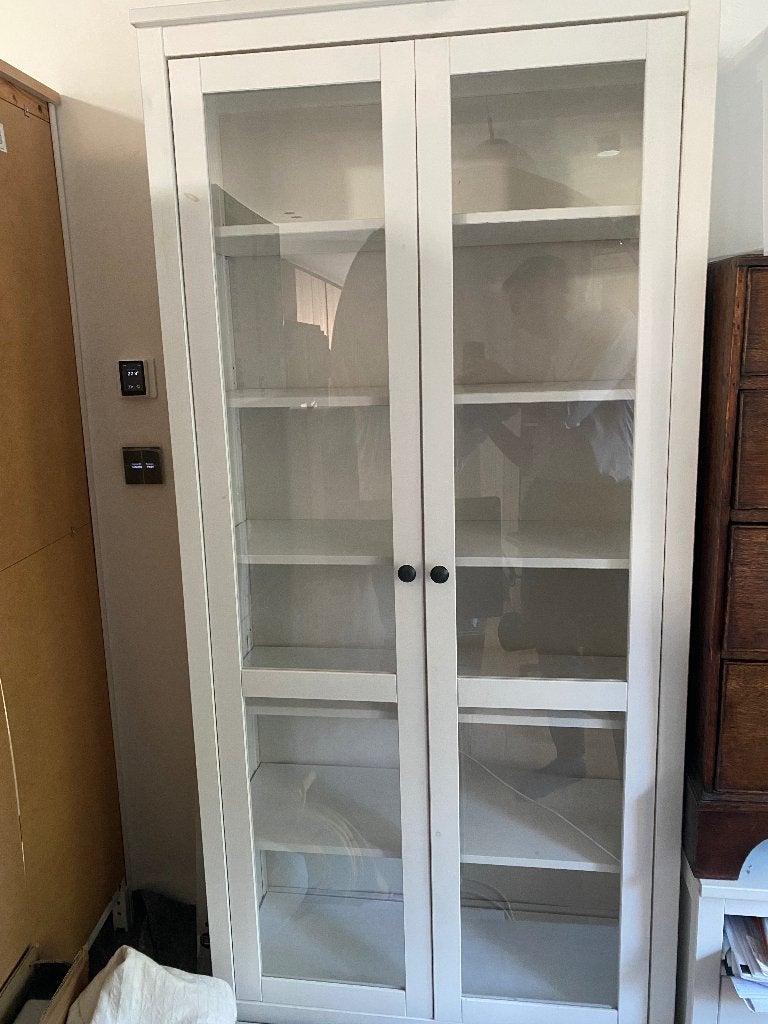 IKEA HEMNES vitrinekast wit – 2 glazen deuren – 197 cm, Huis en Inrichting, Kasten | Vitrinekasten, Ophalen, 50 tot 100 cm, 150 tot 200 cm