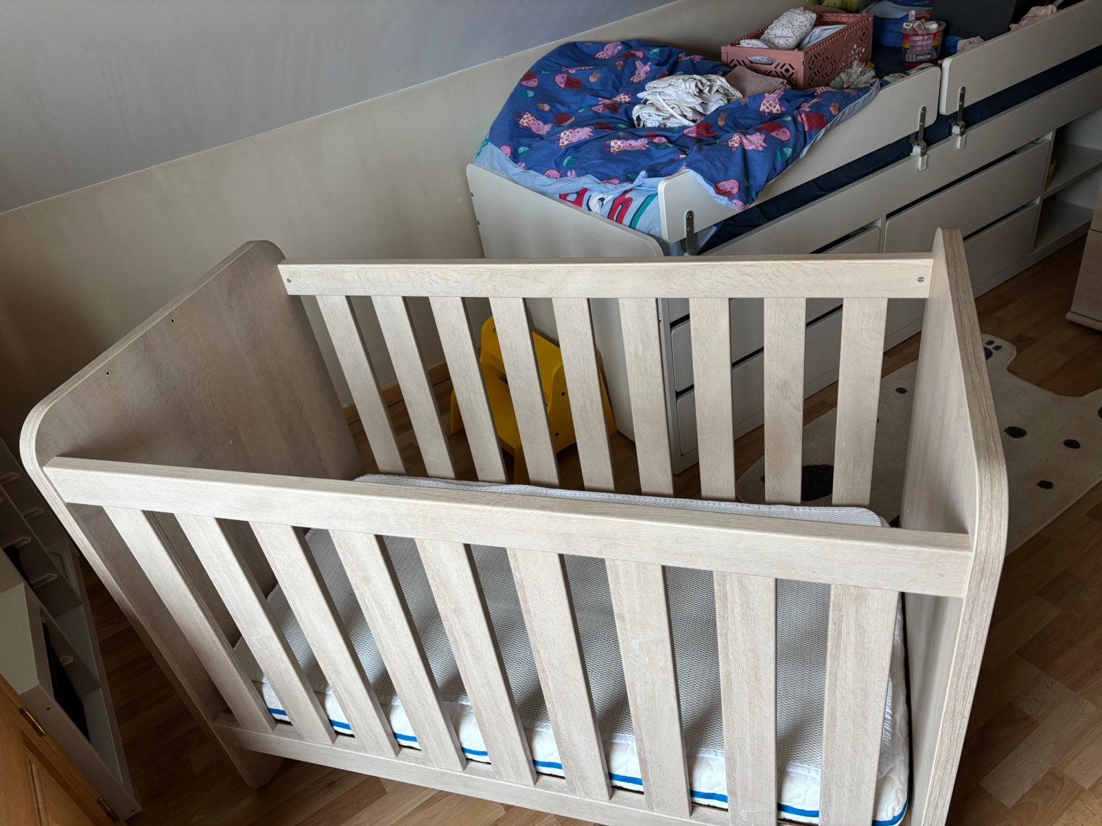 Kinderkamer met meegroei bed - Dreambaby, Ophalen, Zo goed als nieuw