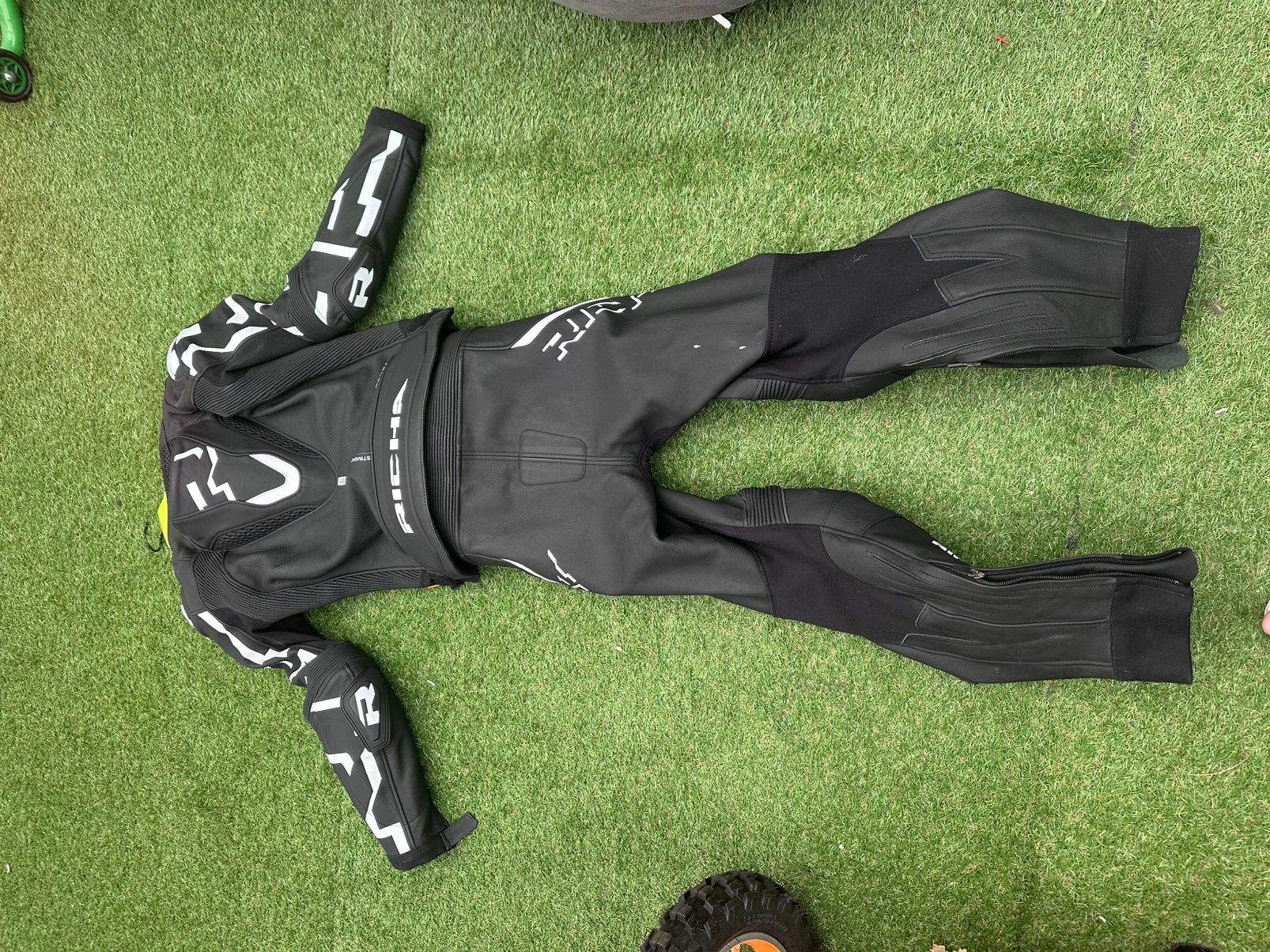 Richa 2 delig motorpak nooit gedragen, Motoren, Kleding | Motorkleding, Ophalen, Nieuw zonder kaartje, Combipak
