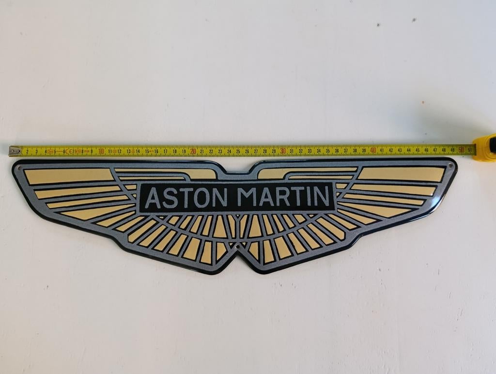 Plaque Aston Martin émaillée, Enlèvement