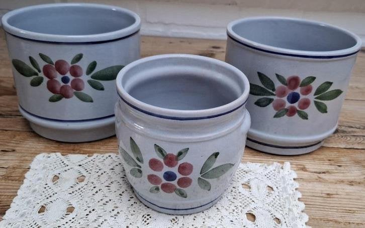 3 Vintage Duitse GDR lichtblauwe bloempotten met bloemen, Tuin en Terras, Bloempotten, Gebruikt, -, -, Rond