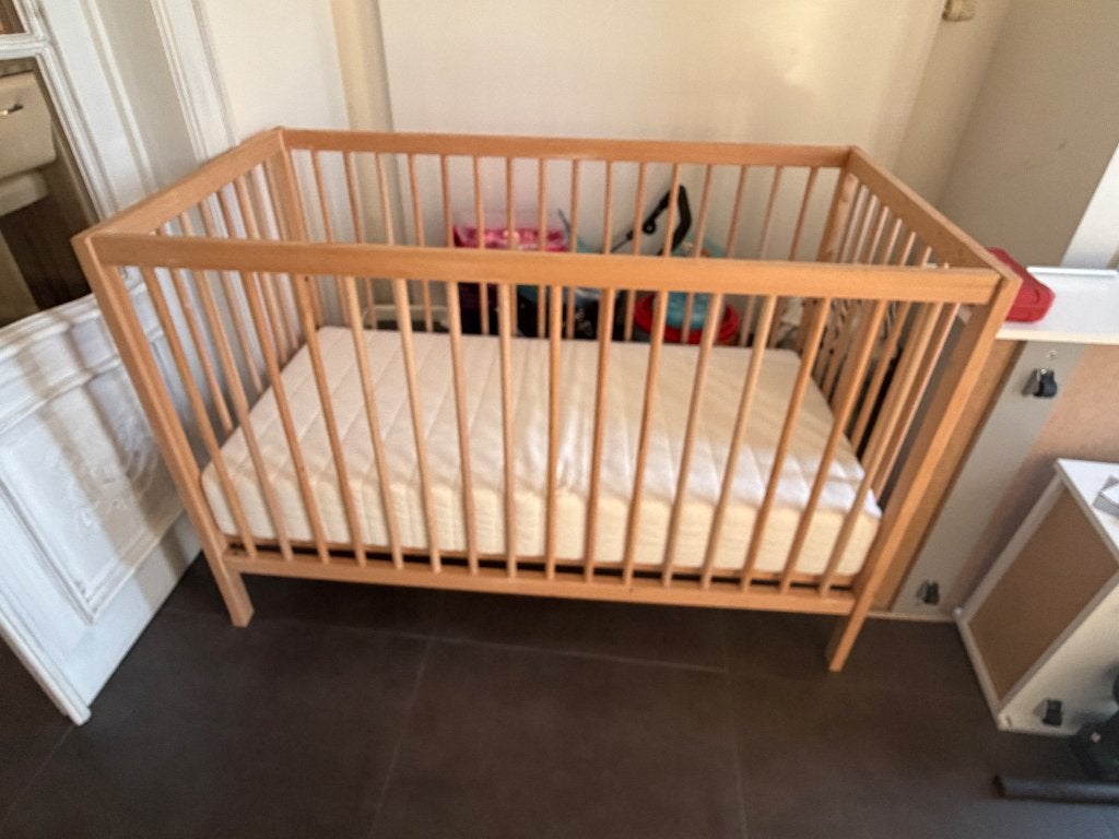 Babybedje + matras, Enfants & Bébés, Chambre d'enfant | Lits, Enlèvement, Comme neuf, Matelas