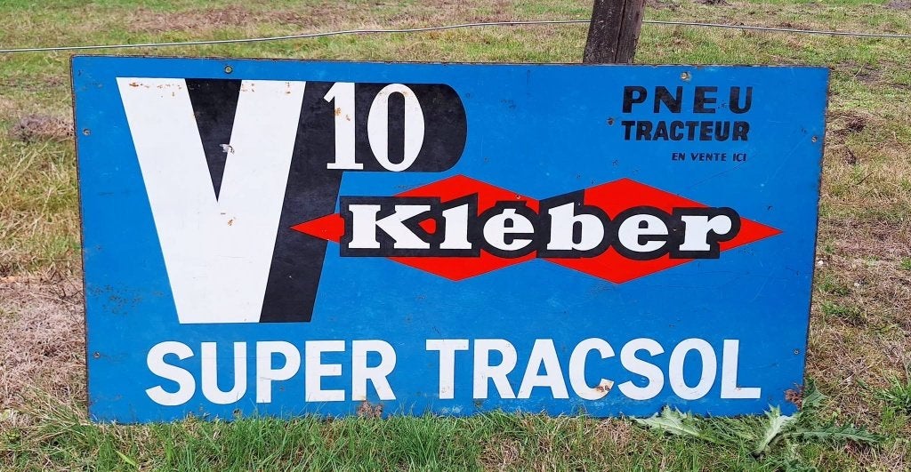 Dubbelzijdig geëmailleerd reclamebord Kléber tractorbanden., Collections, Enlèvement ou Envoi, Utilisé, Panneau publicitaire