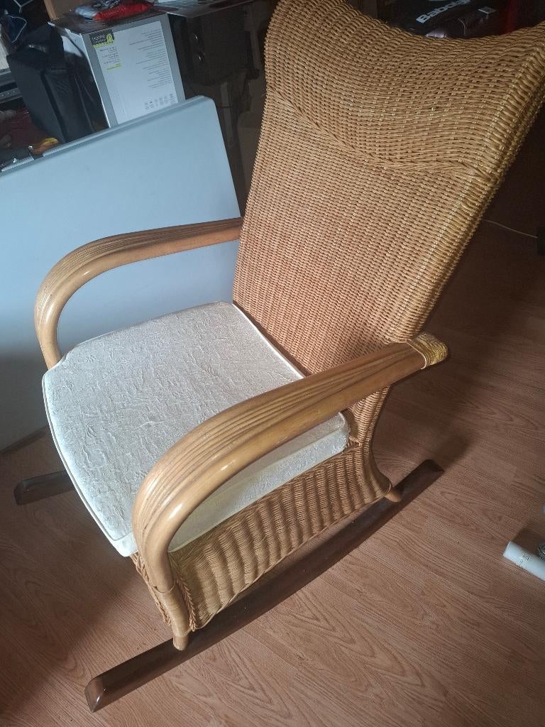 Rieten schommelstoel in uitstekende staat, Ophalen, Bruin, Riet of Rotan, Zo goed als nieuw