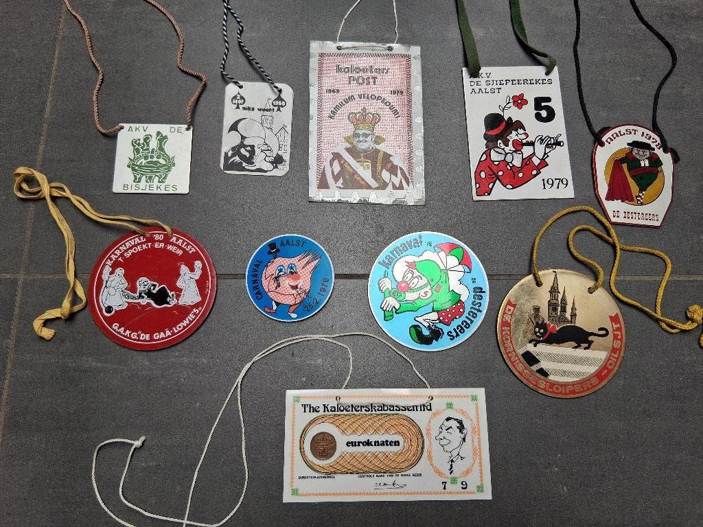AALST Carnaval medaillons medailles broches jaren 70 - 80, Ophalen, Gebruikt, Reclamebord