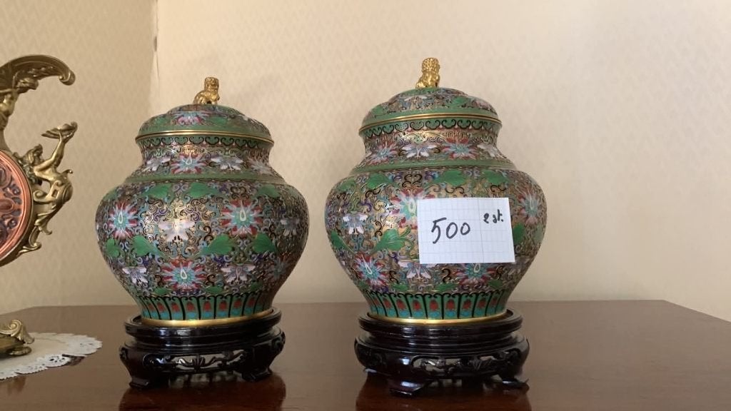 VINTAGE TWEE CHINSES VAZEN ,CLOISSONE EMAILLE OP STANDAARD, Ophalen, Zo goed als nieuw