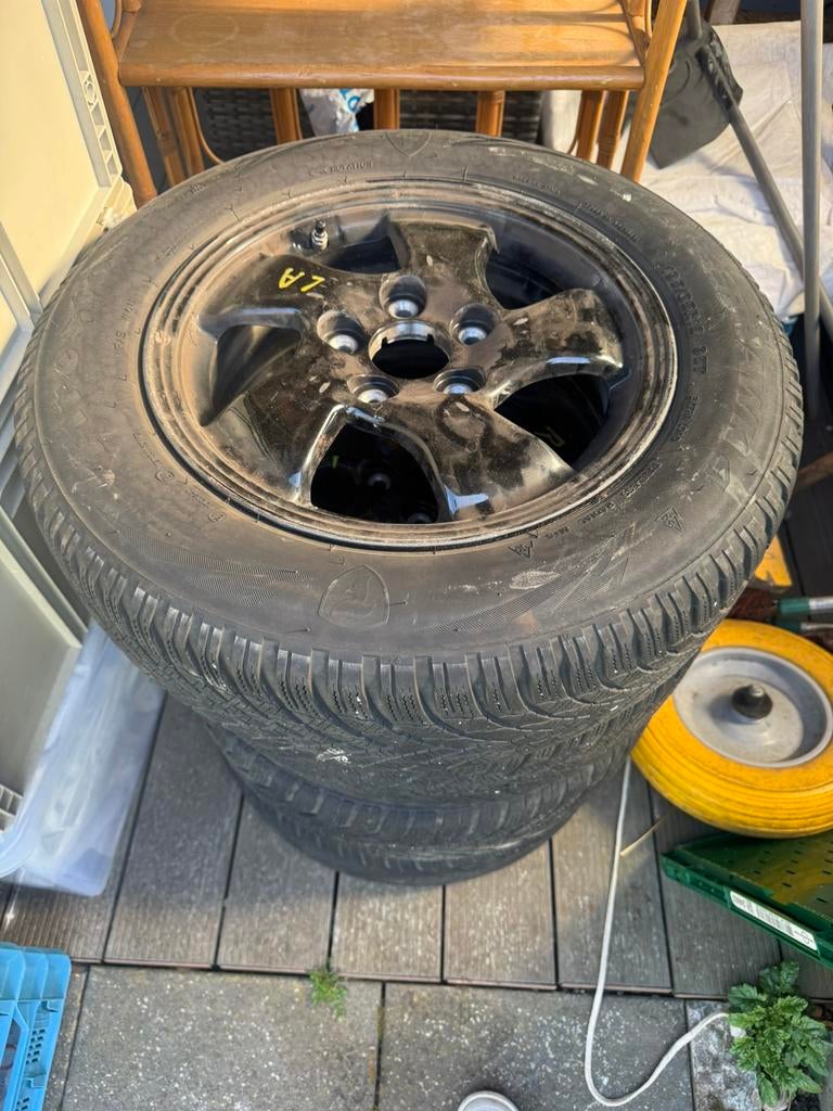 Winterbanden ioniq hyundai 195/65r15, Auto-onderdelen, Banden en Velgen, Ophalen, Winterbanden, Band(en)