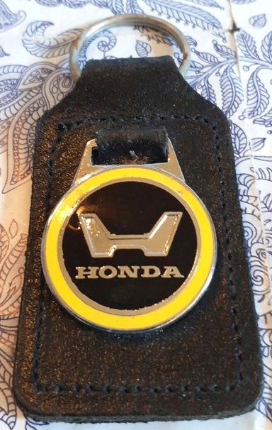porte clé publicitaite émaillé sur cuir honda, Verzamelen, Ophalen of Verzenden, Zo goed als nieuw, Merk