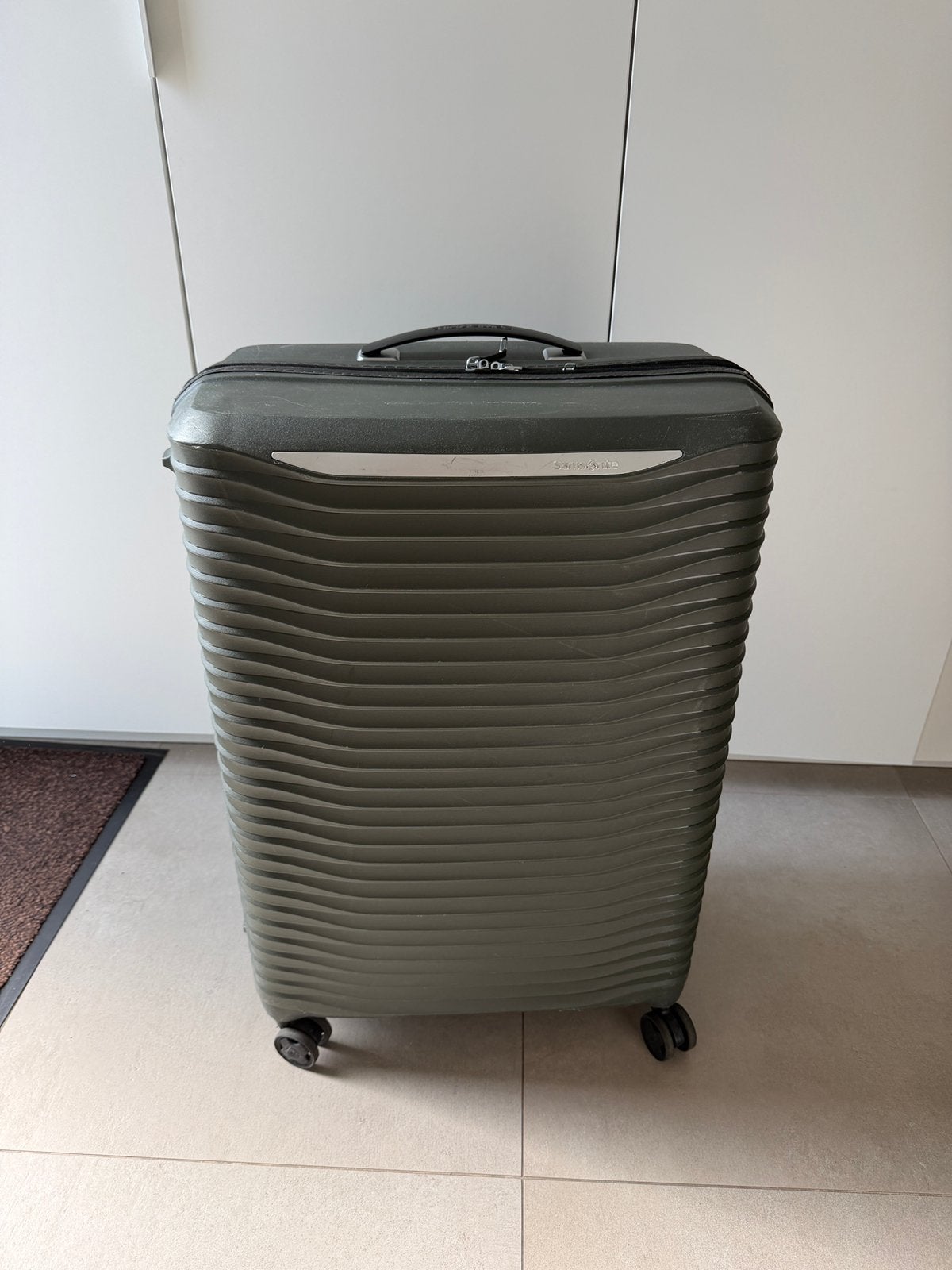 Samsonite Upscape Spinner 81, Bijoux, Sacs & Beauté, Valises, Utilisé, Plastique dur, 70 cm ou plus, 45 à 55 cm, Clé, Poignée extensible