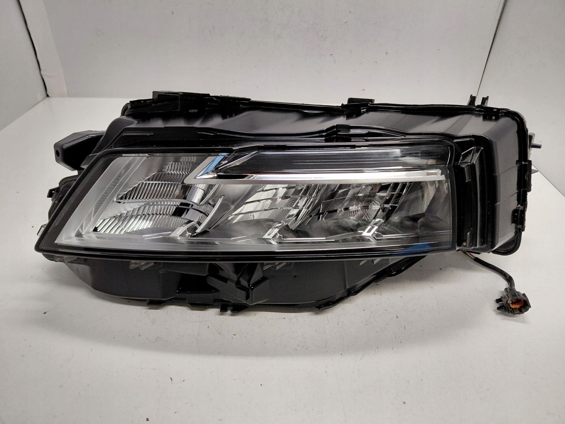 NIssan X-Trail T33 Koplamp Links NIssan, Takashima 1-chome 1-1
220-8686  Yokohama, NISSAN_SR@mail.nissan.co.jp, Nissan, Gebruikt