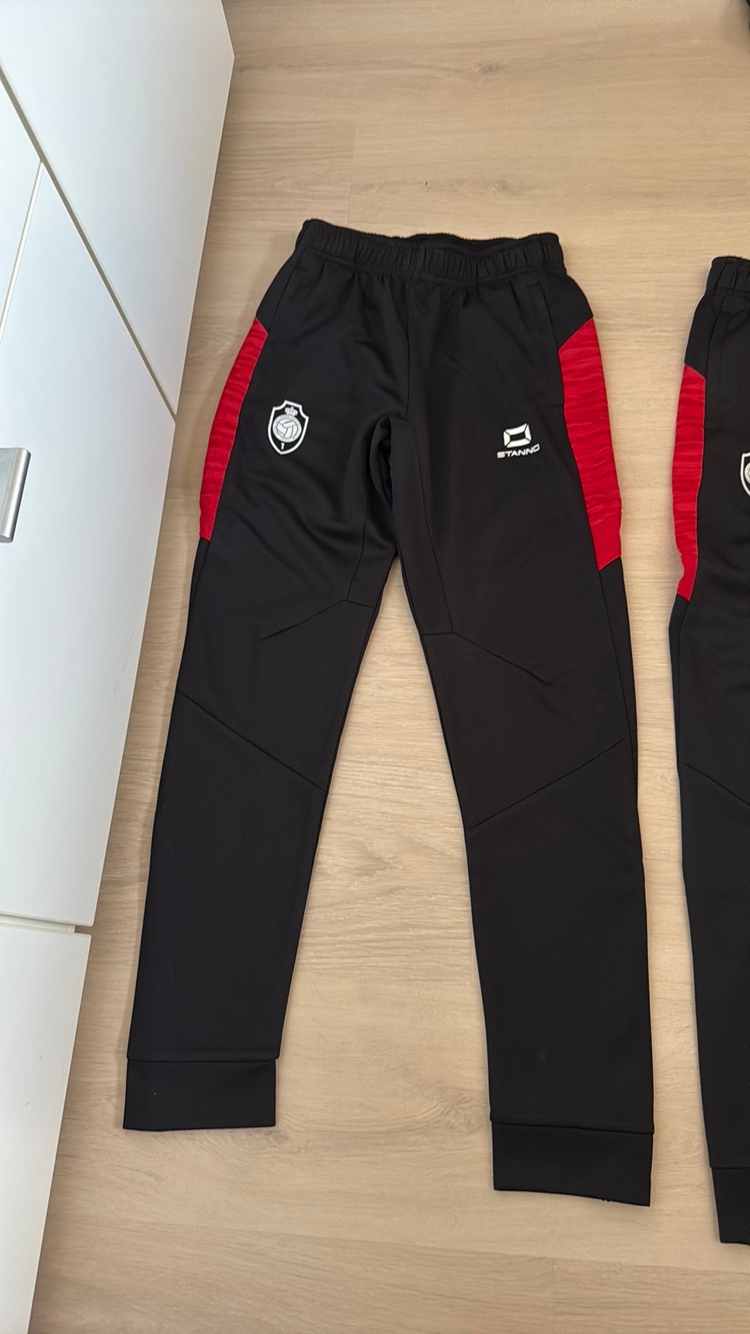 2 trainingsbroeken RAFC jeugd Nieuw, Sports & Fitness, Football, Enlèvement, Comme neuf, Pantalon