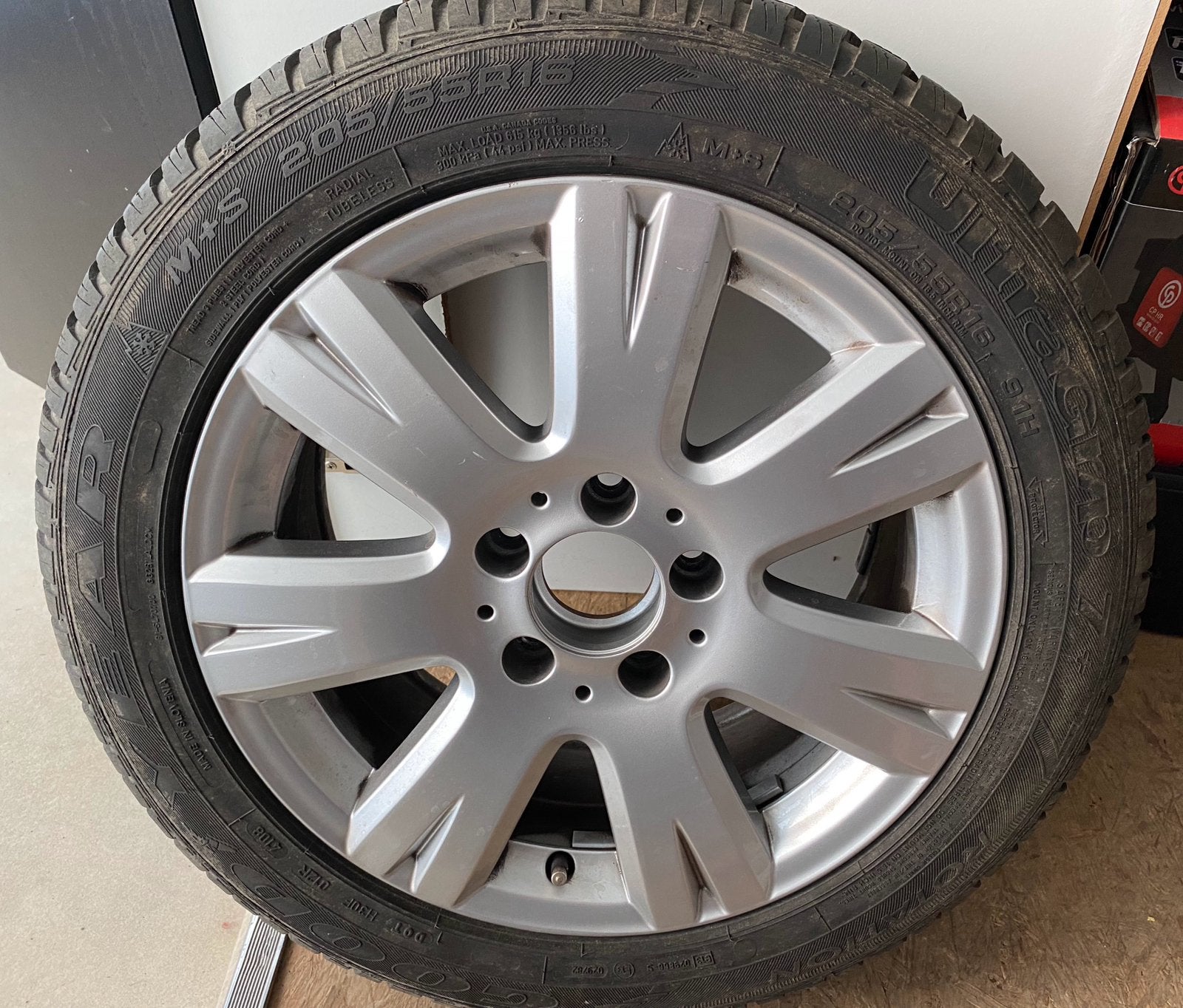 Pneus d'hiver Goodyear 205/55r16, Autos : Pièces & Accessoires, Enlèvement, Pneus hiver, Jante(s)