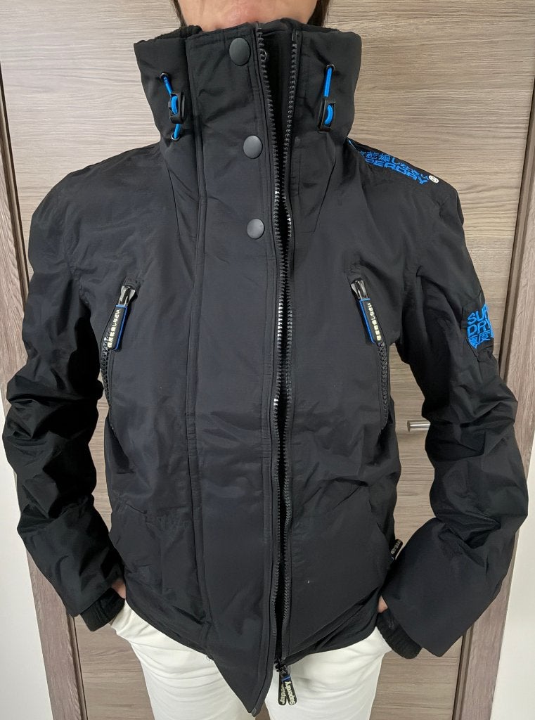 Superdry zwarte jas met felblauwe binnenvoering en ritsen, SuperDry, Ophalen of Verzenden, Gedragen, Maat 48/50 (M)