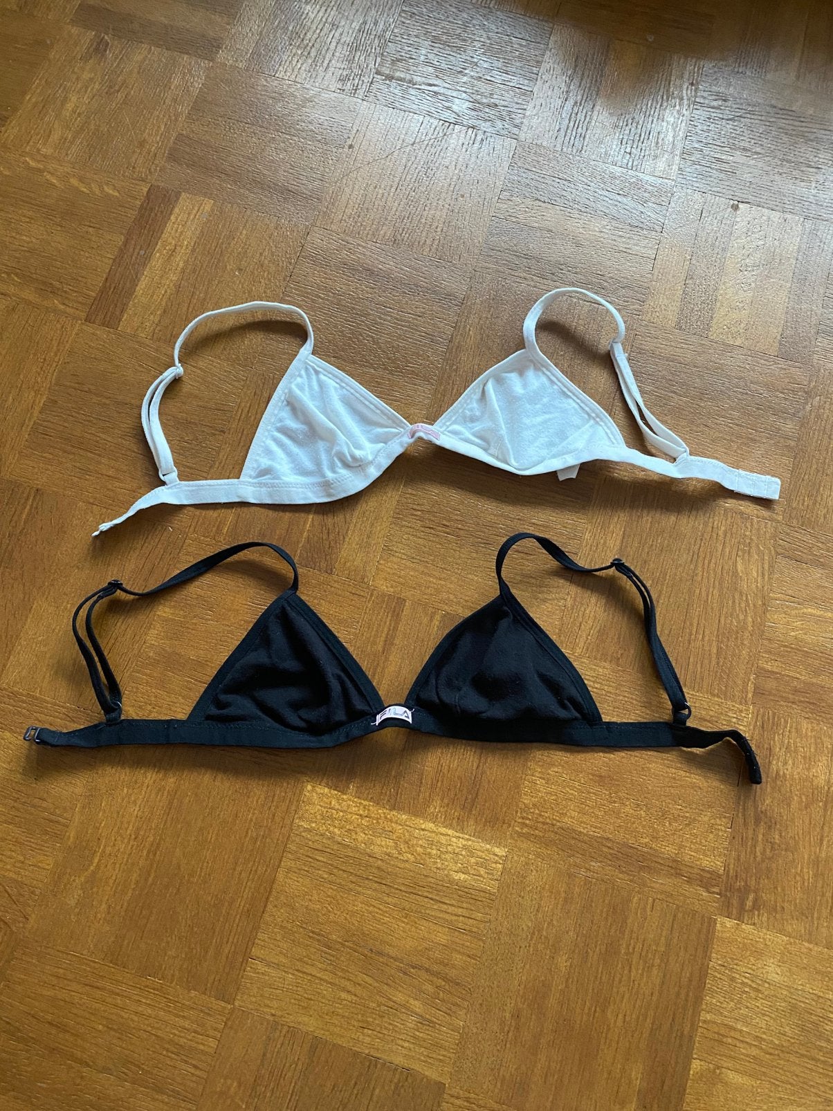 2 soutien gorge Fila ado taille XS, Vêtements | Femmes, Sous-vêtements & Lingerie, Enlèvement ou Envoi, Noir, Soutien-gorge