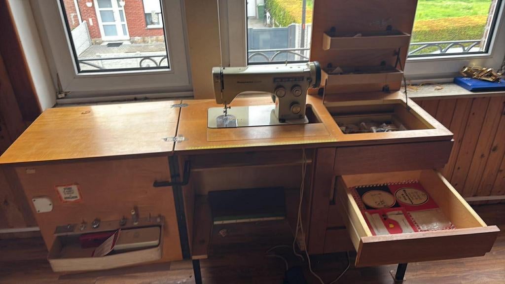 vintage Husqvarna 2000 naaimachine in een houten tafelmeubel, Ophalen