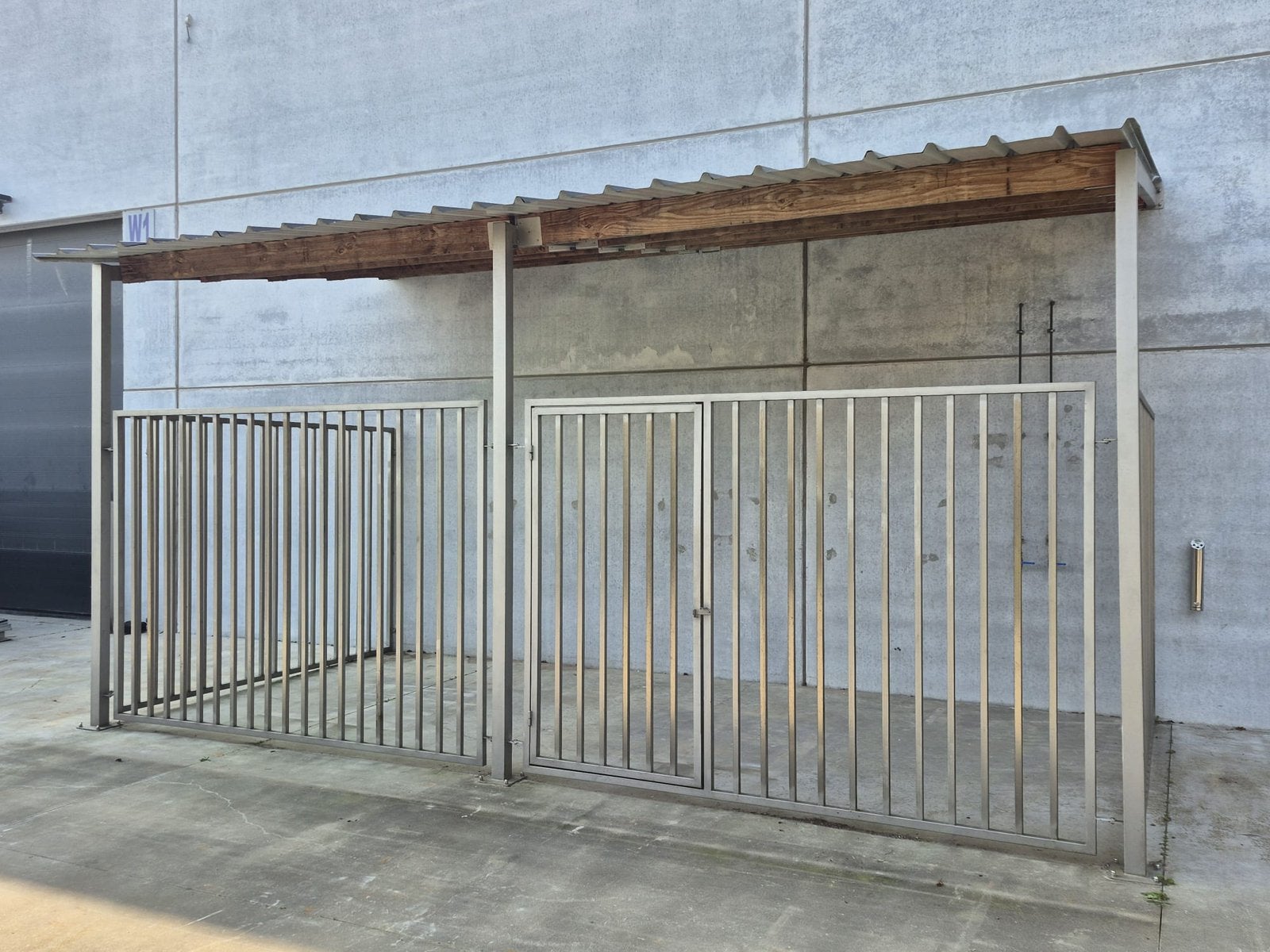 Angle en inox, Enlèvement, Comme neuf
