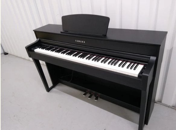 Yamaha Clavinova CLP 635 en pianobank, Ophalen, Zwart, Digitaal, Zo goed als nieuw
