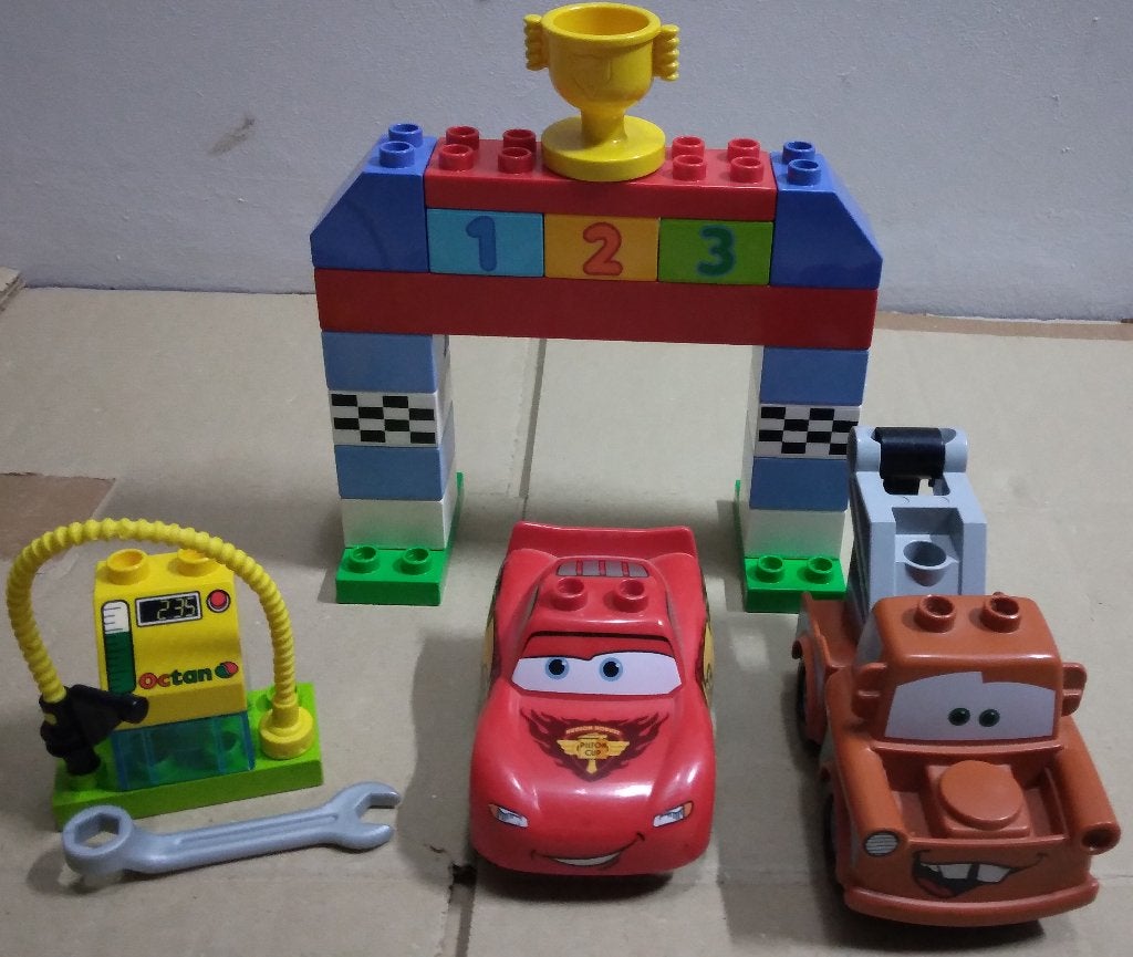 Classic Race (Cars Disney Pixar) - Duplo #10600 (2015), Enfants & Bébés, Complet, Ensemble complet, Enlèvement, Utilisé